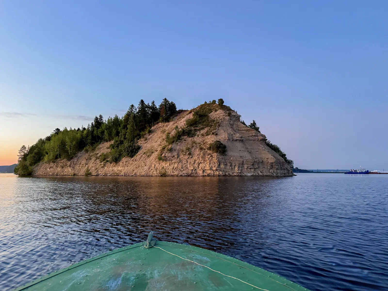 Закат на мысе Стрелка: последний луч — в ладонях волн (на моторной лодке)